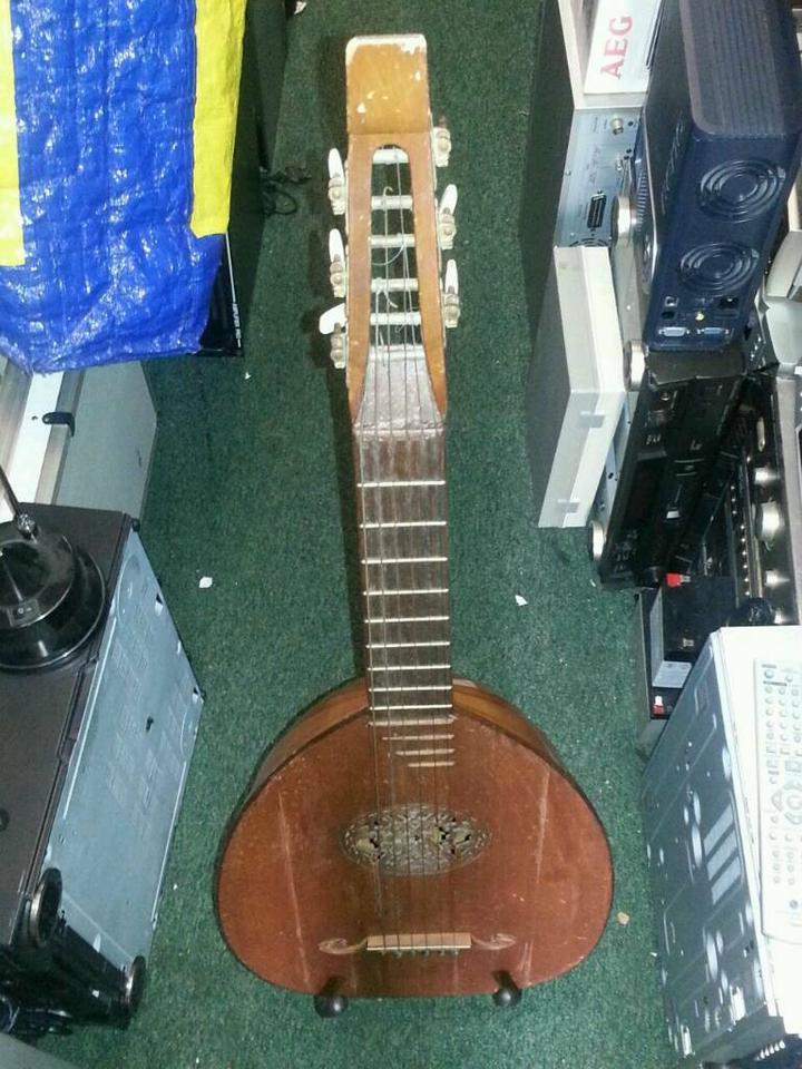 LAUTE; 6 Saiten,Alte, aber  toll   .