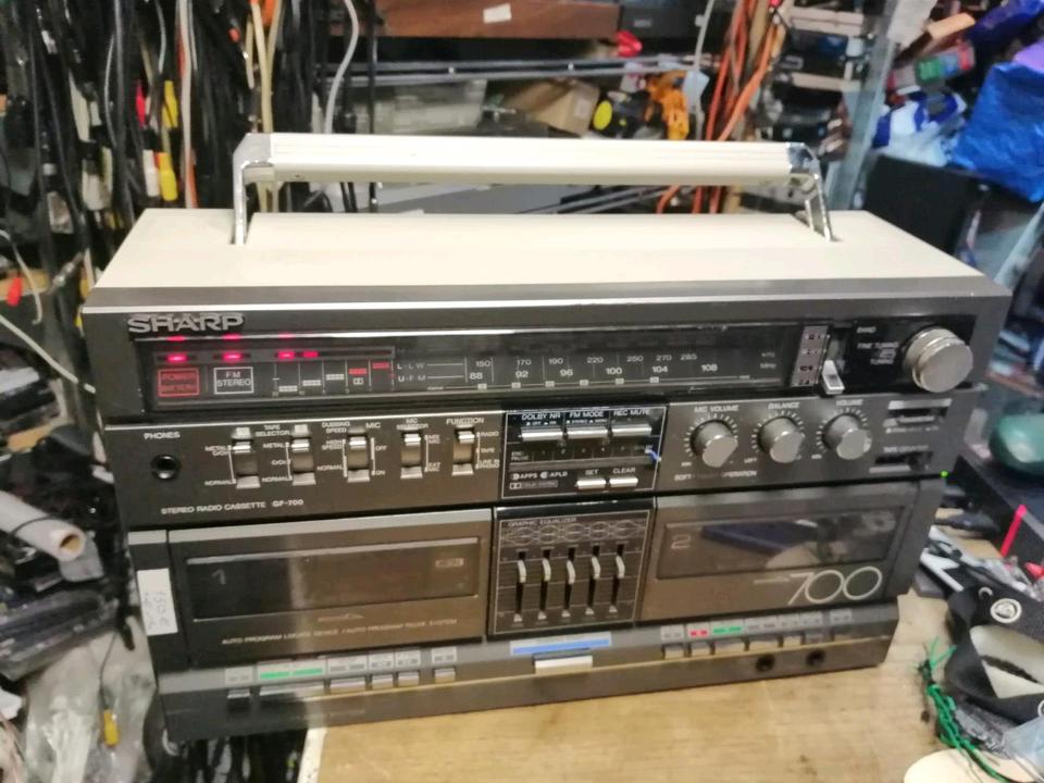 SHARP GF-700H, Radio-Cassetten-Recorder OHNE Boxen, etwas DEFEKT!