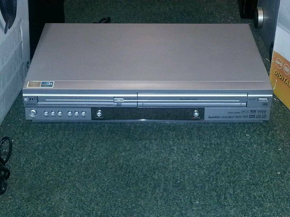 LG V8705DS DVD-Player/Videocassetten-Recorder, guter Zustand