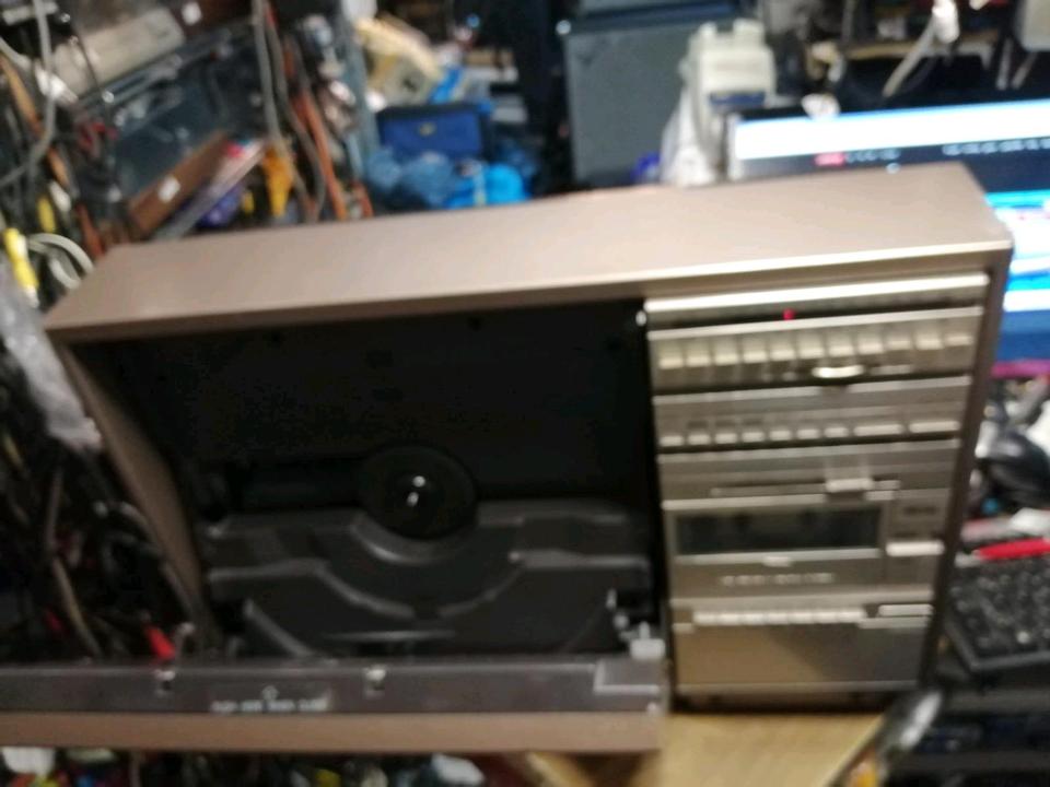 SHARP VZ-3500, Plattenspieler/Radio/Cassette/Verstärker!!!
