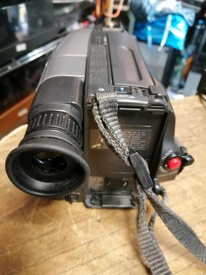 SONY CCD-TRV24E, Videocamera/Recorder mit Zubehör!!