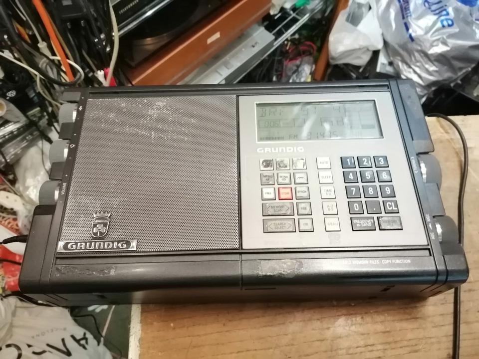 GRUNDIG Satellit 700, Radio, Display leuchtet NICHT!