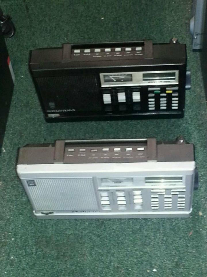 2 GRUNDIG Satellit 300, 2 Radios, Silber und schwarz