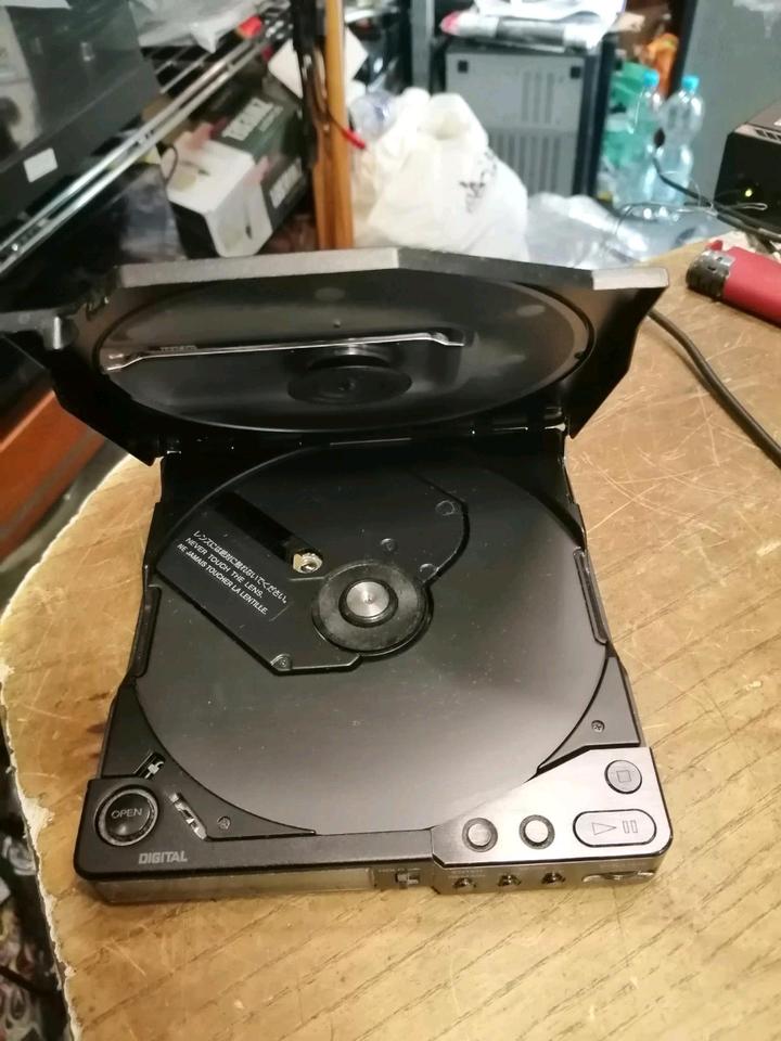 SONY D-250 portabler CD-Player mit Zubehör, DEFEKT!!!