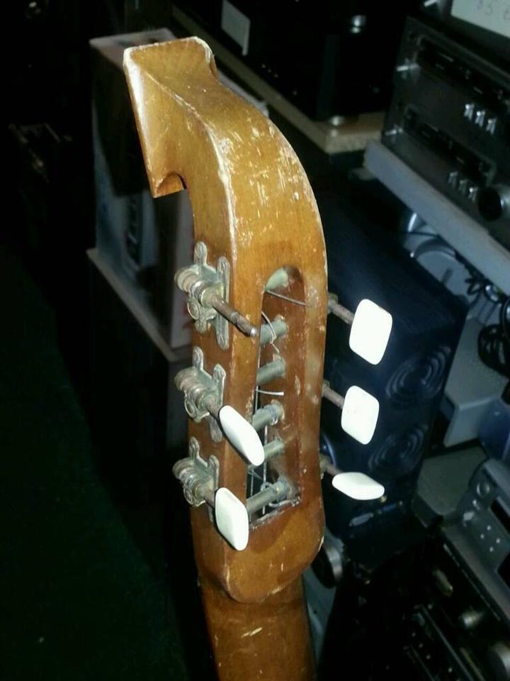 LAUTE; 6 Saiten,Alte, aber  toll   .