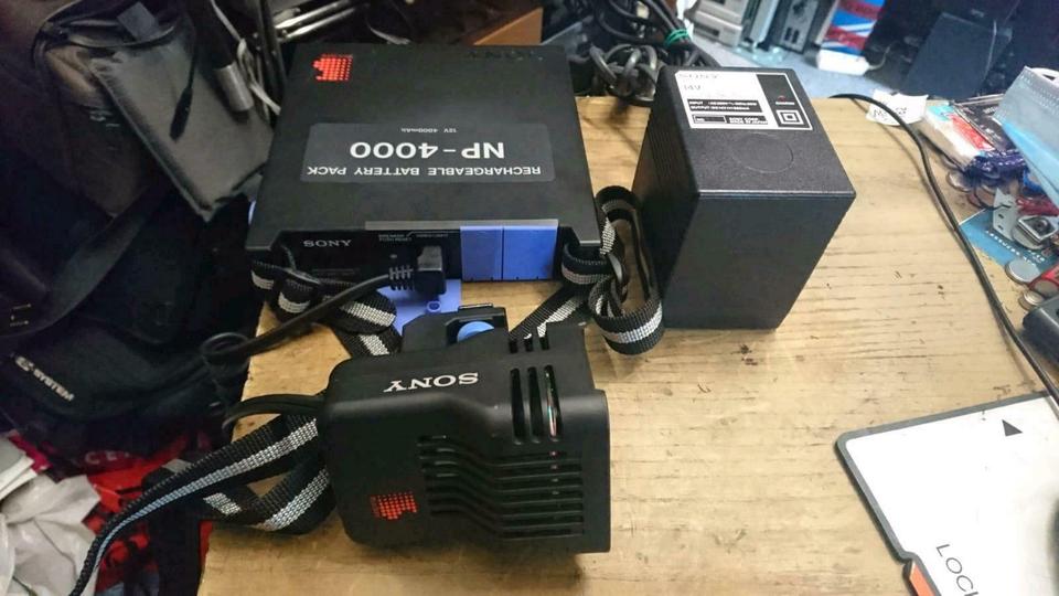 SONY NP-4000, SONY BC-130CE und SONY HVL-50DA, guter Zustand!