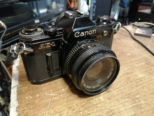 • CANON AE-1, Analog-Kamera + CANON Lens FD Objektiv!!