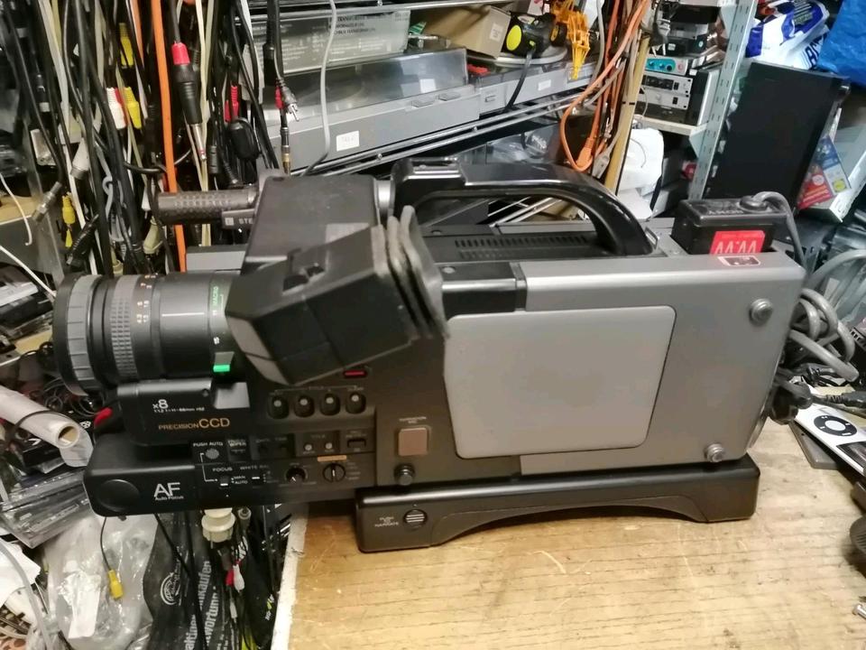 SONY CCD-V200E, Videocamera Video 8 mit Original-Akku!!!