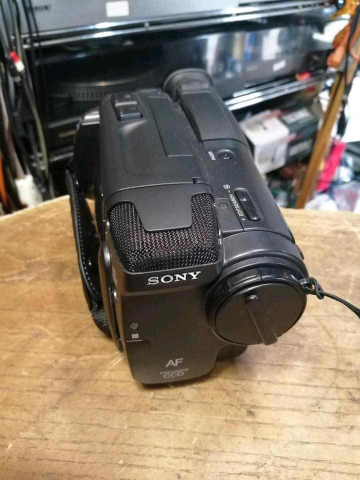 SONY CCD-TR550E, Videocamera Hi8 und Video 8, mit Zubehör!!!
