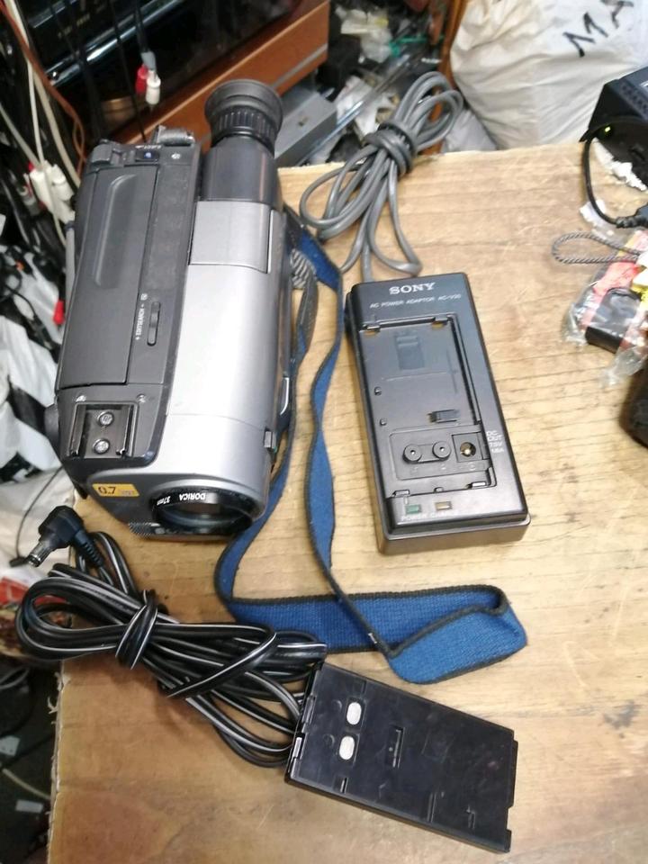 SONY CCD-TRV24E, Videocamera/Recorder mit Zubehör!!