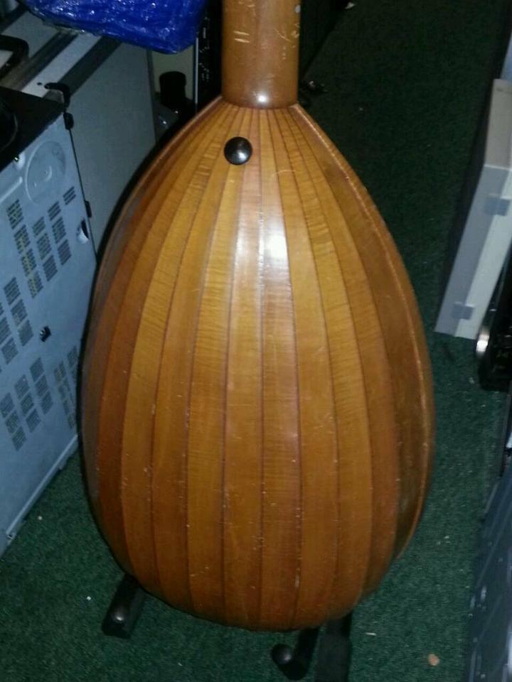 LAUTE; 6 Saiten,Alte, aber  toll   .