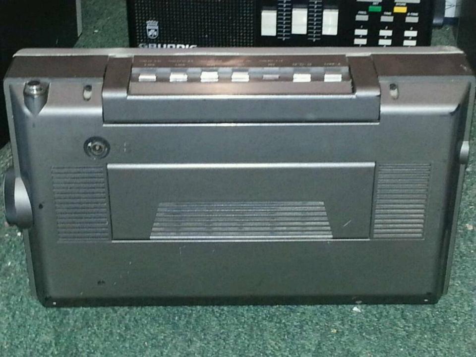 2 GRUNDIG Satellit 300, 2 Radios, Silber und schwarz
