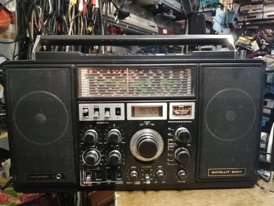 GRUNDIG SATELLIT 2400, Radio mit Netzkabel!
