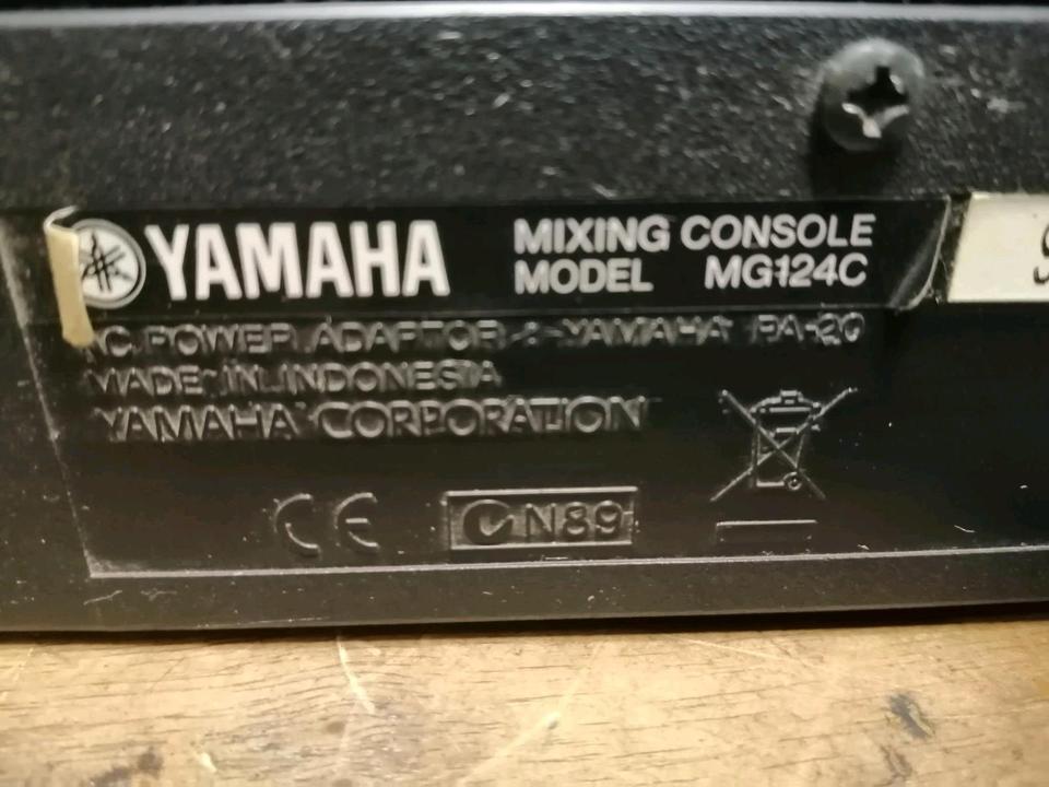 YAMAHA MG-124c, Mixer mit Original-Adapter!!!