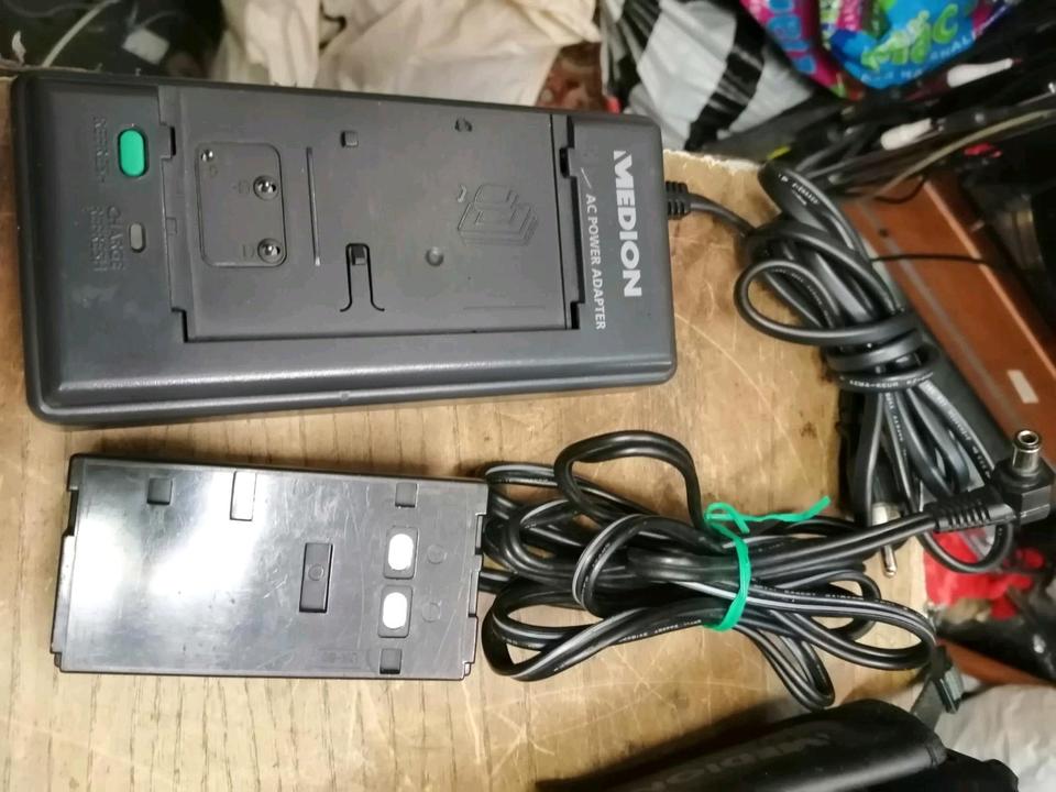 MEDION MD-9010, Videocamera Video 8 mit Zubehör!!