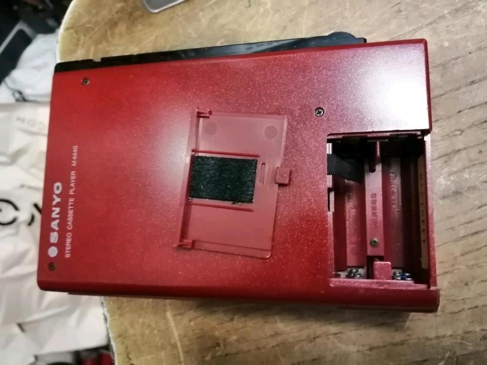 SANYO M4440, Walkman, rot, OHNE Adapter!!!