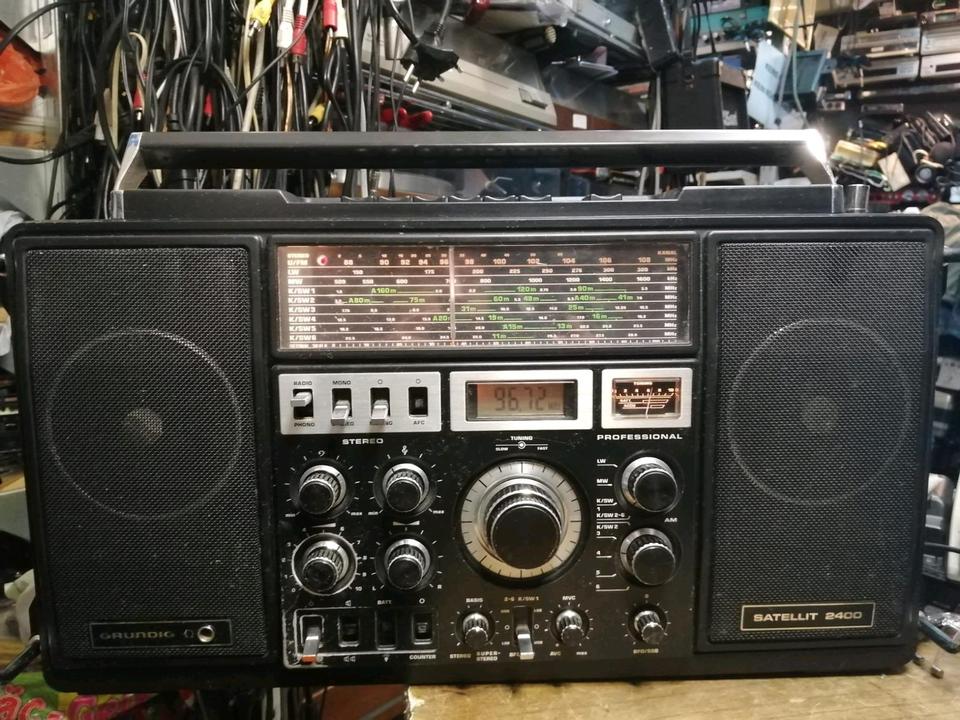 GRUNDIG SATELLIT 2400, Radio mit Netzkabel!