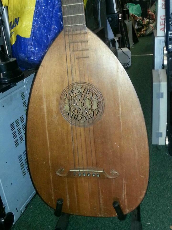 LAUTE; 6 Saiten,Alte, aber  toll   .