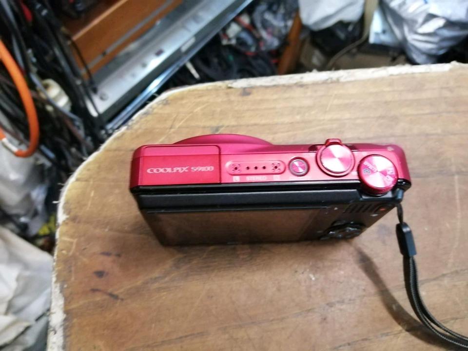 NIKON S9100, Digital-Kamera mit Zubehör, rot, OHNE Speicherkarte!