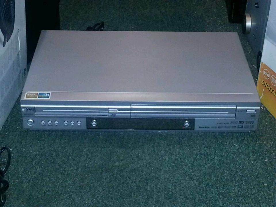 LG V8705DS DVD-Player/Videocassetten-Recorder, guter Zustand