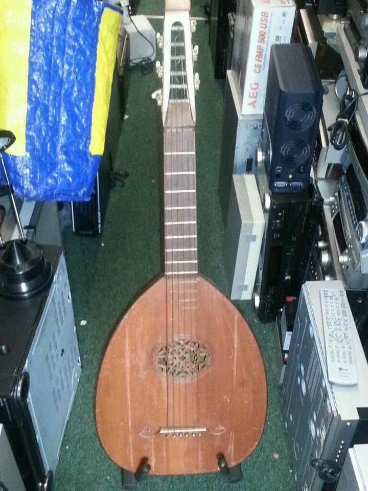 LAUTE; 6 Saiten,Alte, aber  toll   .