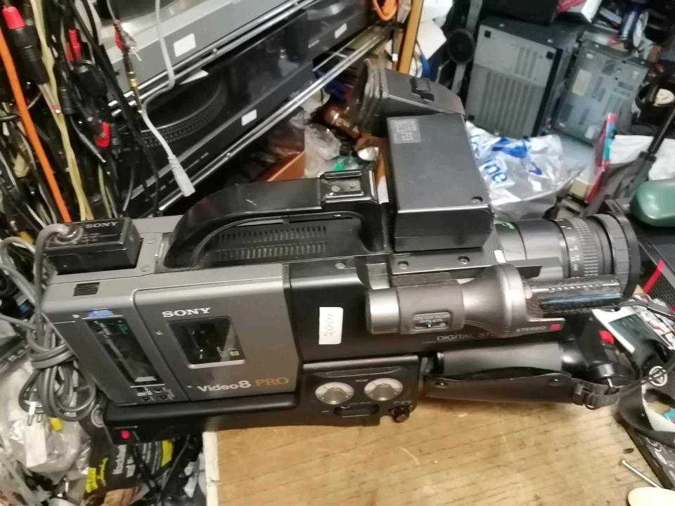 SONY CCD-V200E, Videocamera Video 8 mit Original-Akku!!!