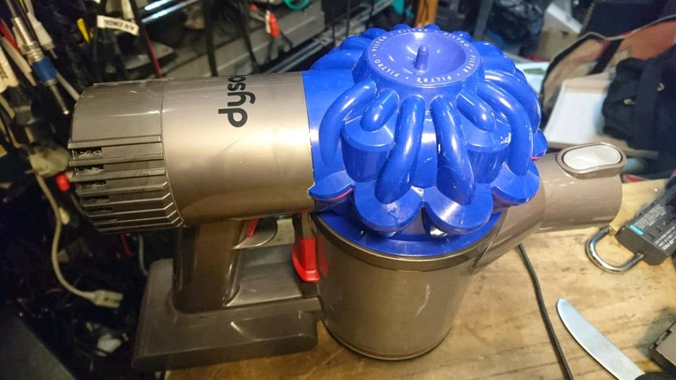 DYSON SV03, Akku-Staubsauger mit Zubehör!