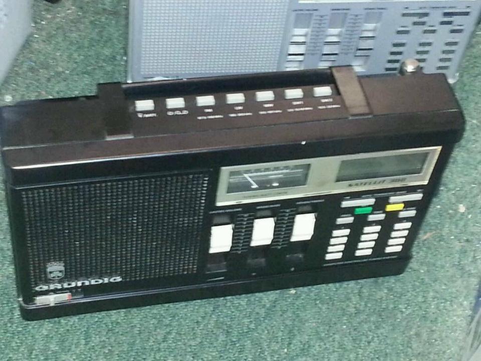 2 GRUNDIG Satellit 300, 2 Radios, Silber und schwarz