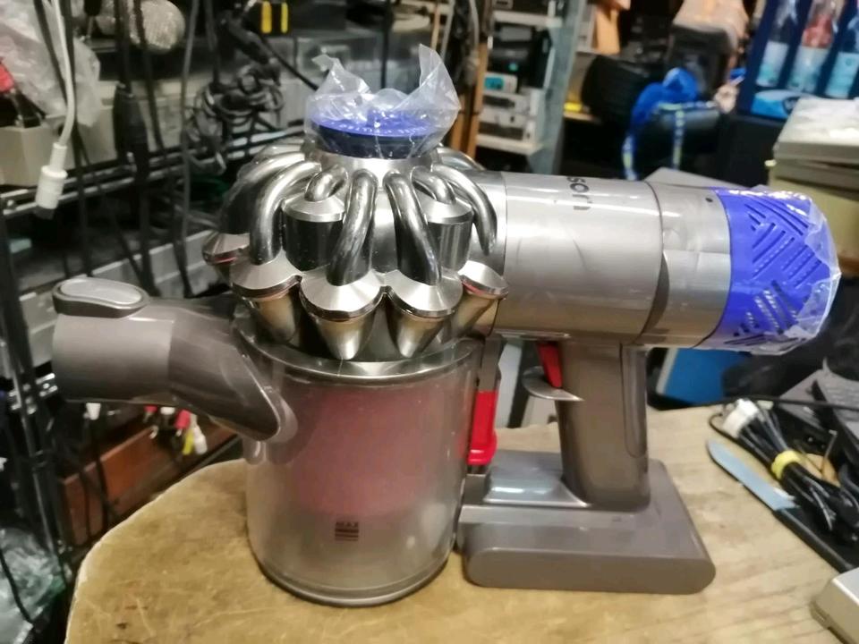 DYSON V6 Fluffy, Akku-Staubsauger mit Zubehör!!