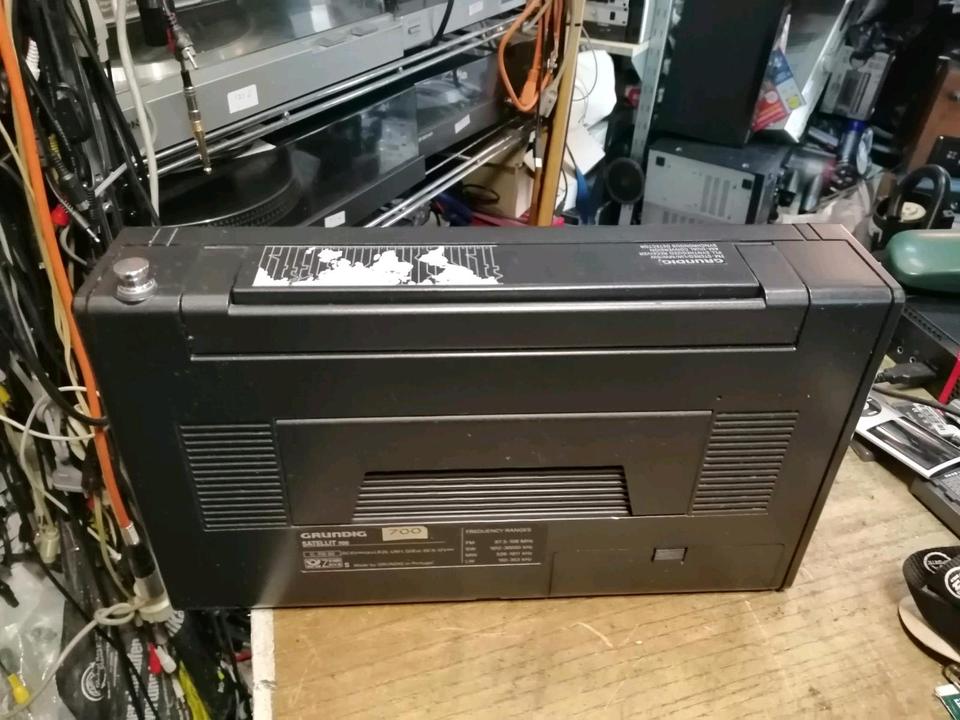 GRUNDIG Satellit 700, Radio, Display leuchtet NICHT!