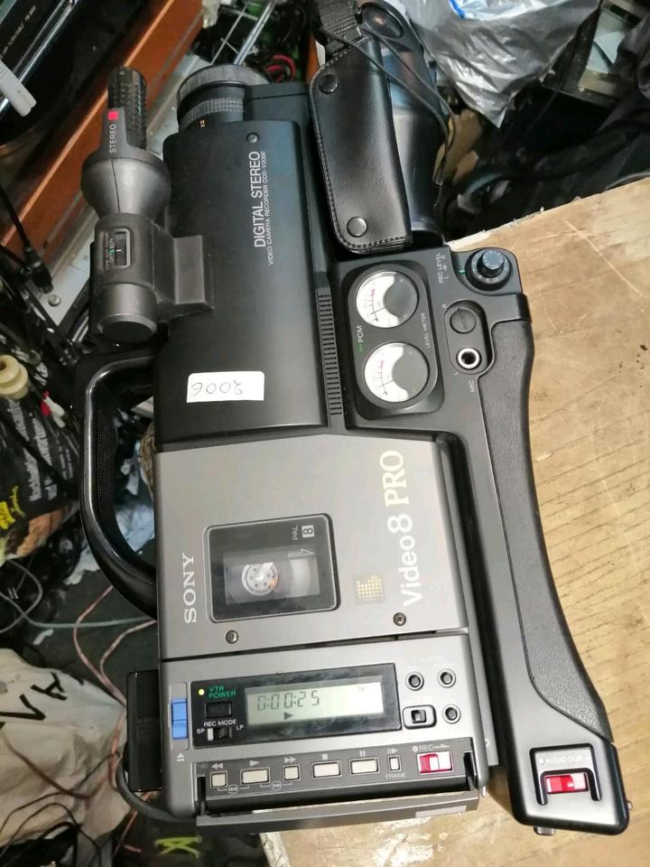 SONY CCD-V200E, Videocamera Video 8 mit Original-Akku!!!