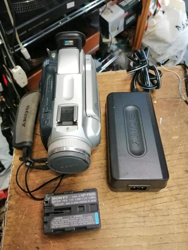 SONY DCR-TRV25E, MiniDV-Videocamera, OHNE Speicherkarte!