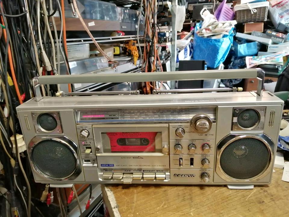 SANYO M7900 LU, Mini & Slim Radio-Cassetten-Recorder!