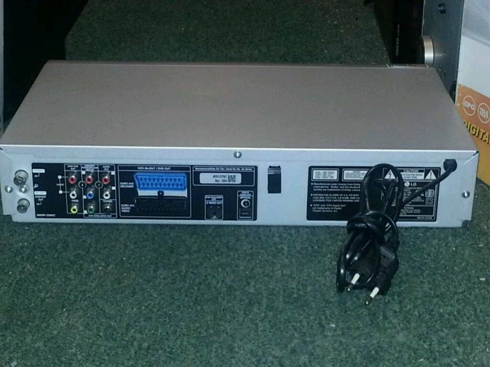 LG V8705DS DVD-Player/Videocassetten-Recorder, guter Zustand