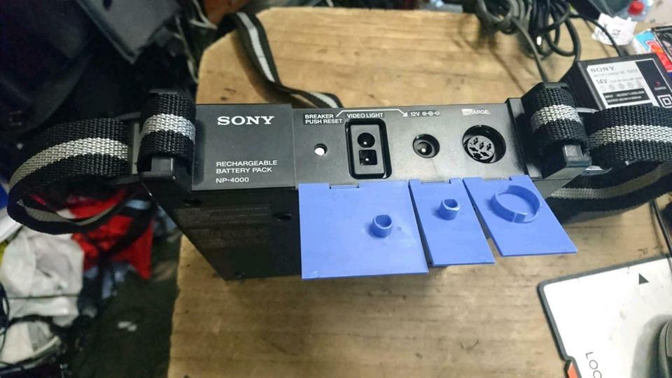 SONY NP-4000, SONY BC-130CE und SONY HVL-50DA, guter Zustand!