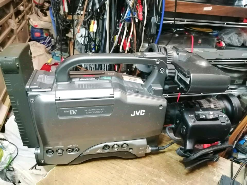JVC GY-DV500, MiniDV-Videocamera mit einem Adapter!!