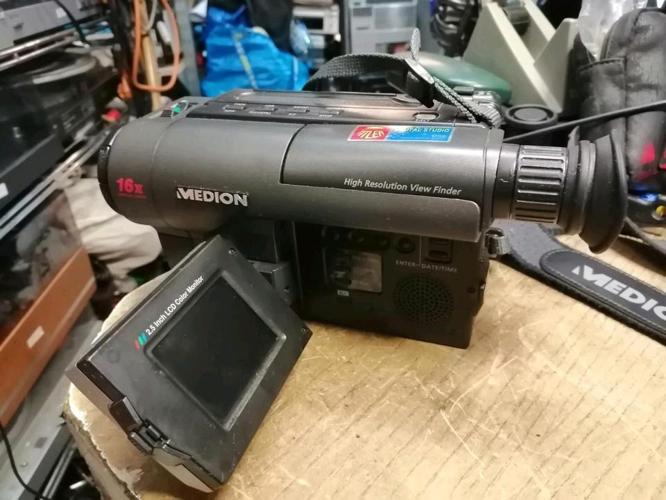 MEDION MD-9010, Videocamera Video 8 mit Zubehör!!