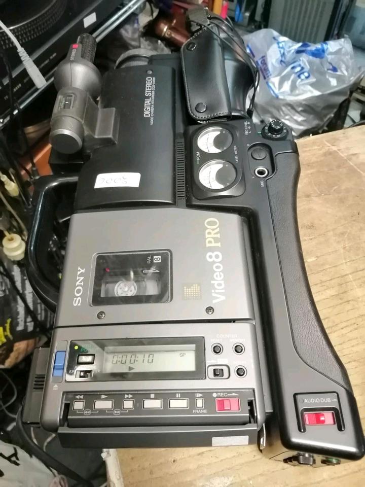 SONY CCD-V200E, Videocamera Video 8 mit Original-Akku!!!