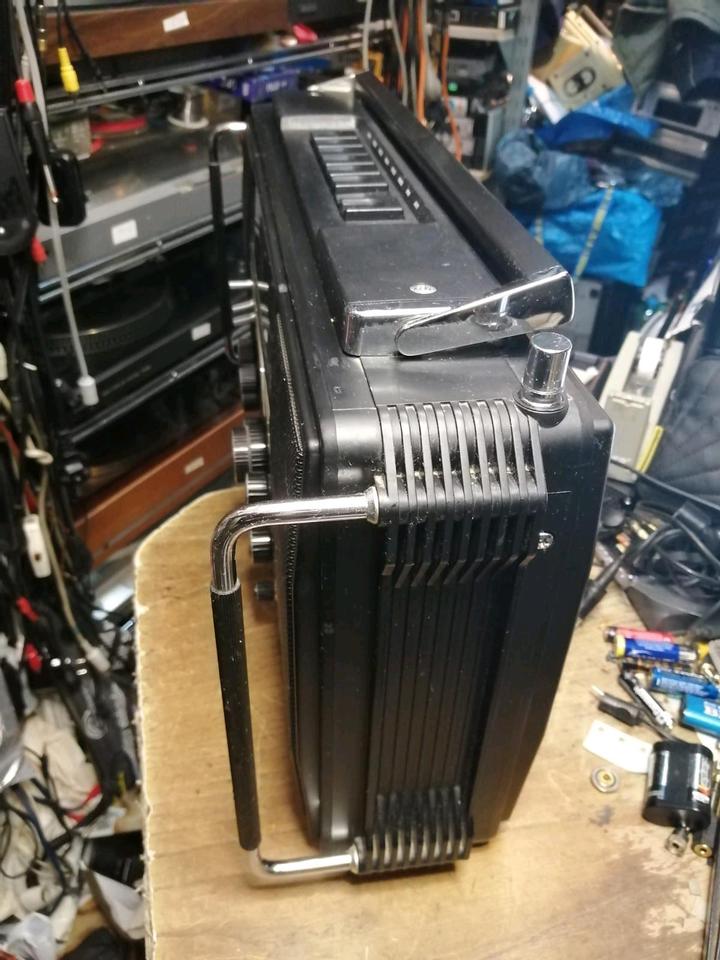 GRUNDIG SATELLIT 2400, Radio mit Netzkabel!