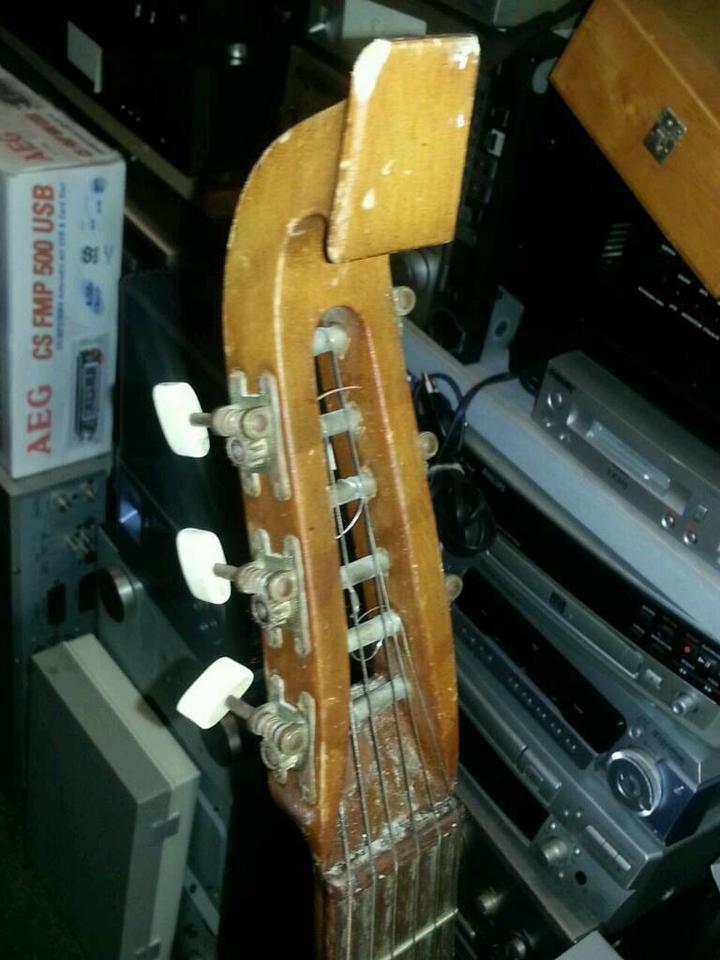 LAUTE; 6 Saiten,Alte, aber  toll   .