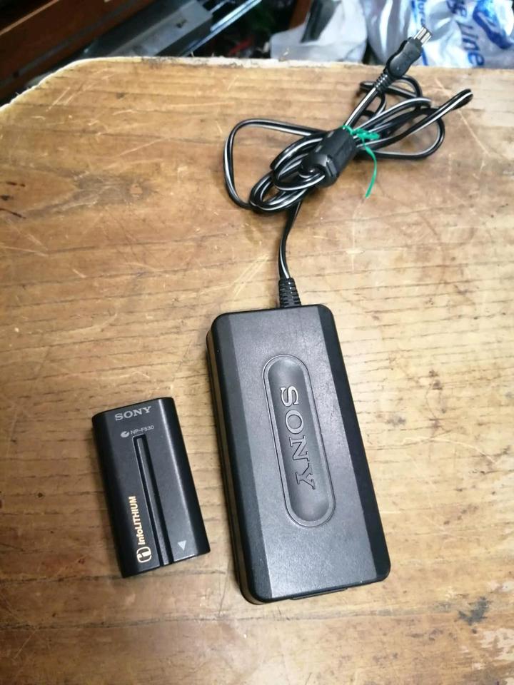 SONY CCD-TRV35E, Videocamera Hi8 und Video 8 mit Zubehör!!!