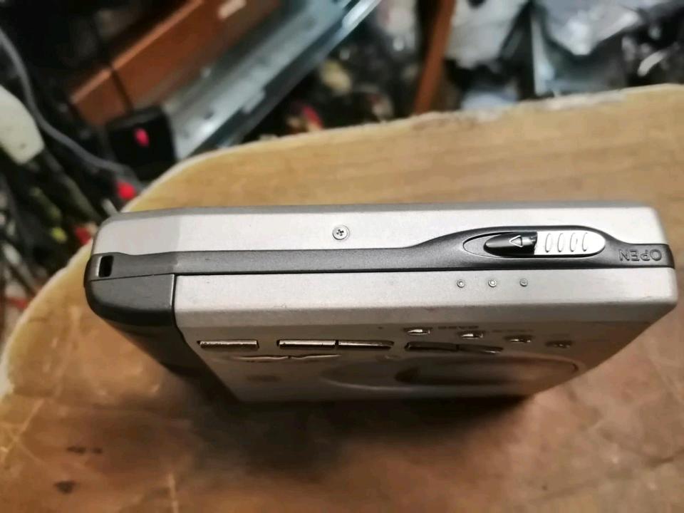 2 SHARP Minidisc-Recorder: MD-MS702H + MD-SR70H, DEFEKT!!!