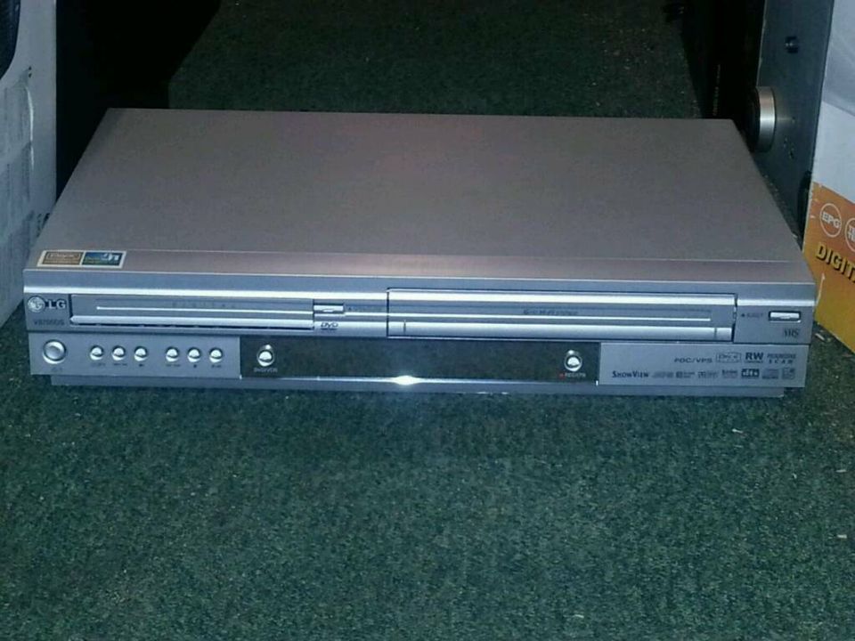 LG V8705DS DVD-Player/Videocassetten-Recorder, guter Zustand