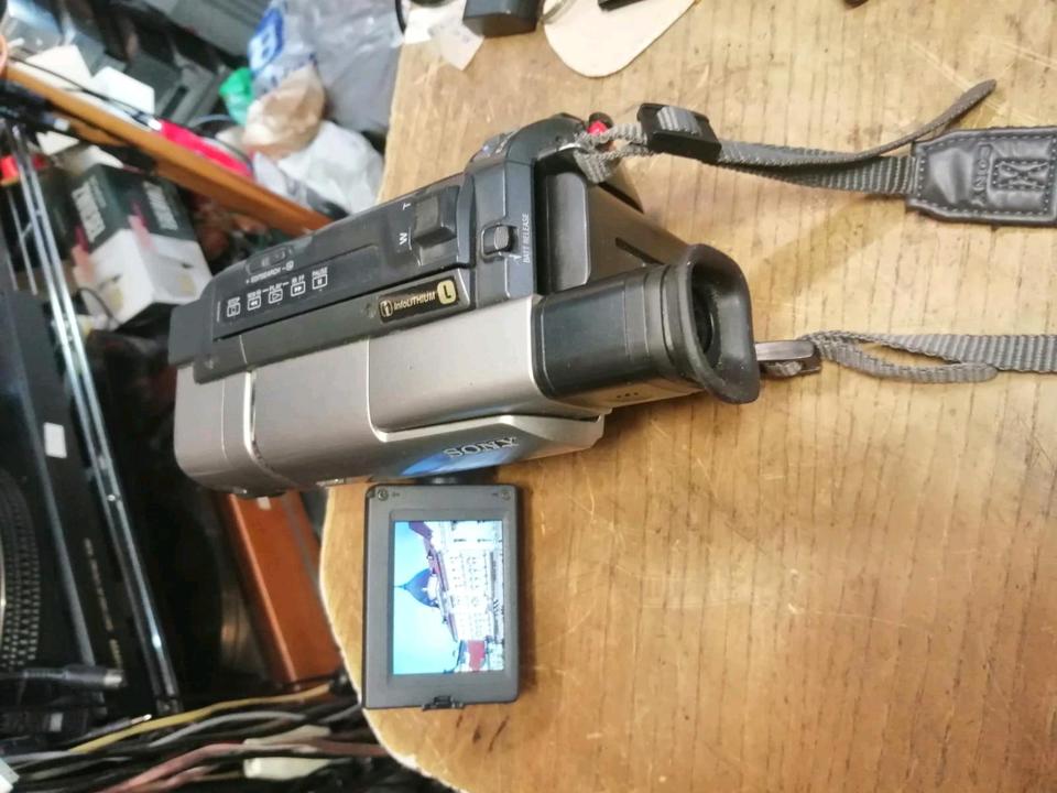 SONY CCD-TRV48E, Handycam Hi8 und Video 8 geeignet, mit Zubehör!!