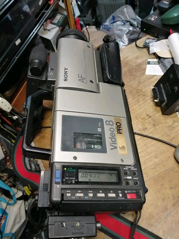 SONY CCD-V100E, Videocamera Video 8 + RFU-87E, mit Zubehör!!