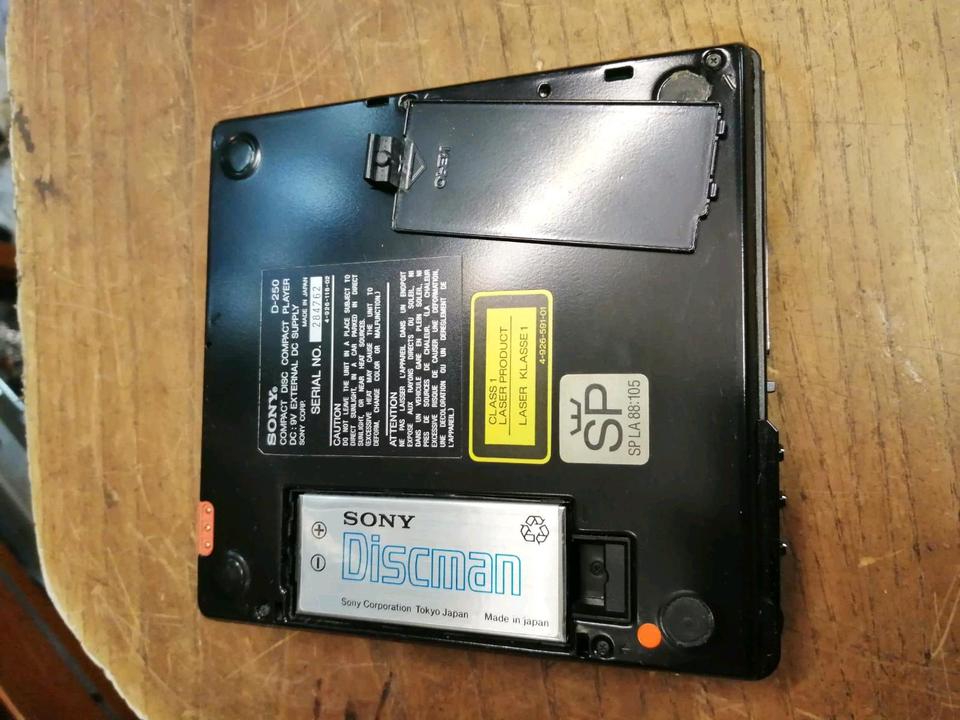 SONY D-250 portabler CD-Player mit Zubehör, DEFEKT!!!
