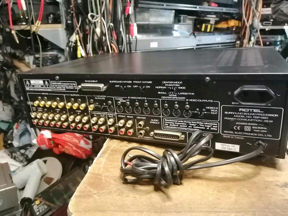 ROTEL RSP-980 Surround Sound Prozessor.