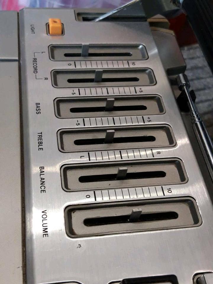 SHARP GF-9090, Stereo Redio-Tape Recorder, etwas DEFEKT!