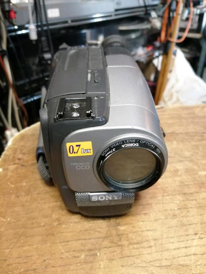 SONY CCD-TRV24E, Videocamera/Recorder mit Zubehör!!