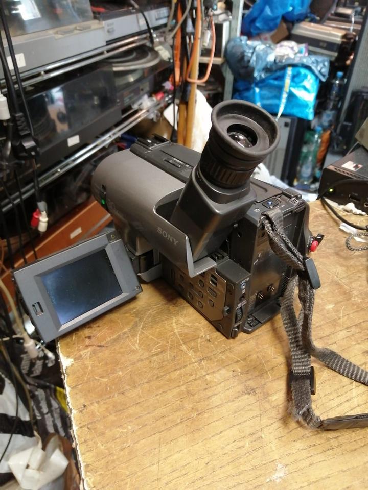 SONY CCD-TRV24E, Videocamera/Recorder mit Zubehör!!